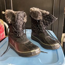 Woman’s snow boots 