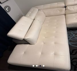 Rooms To Go Modern Cream Sectional Sofa with Chaise & Storage – $500