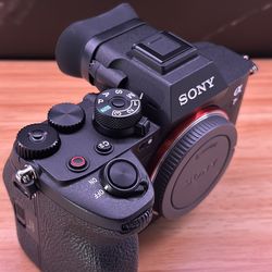 Sony a7R V Camera Bundle + Peak Design Capture Clip + Accessories