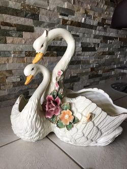 swans decor figure