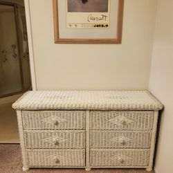 Beautiful White Wicker Dresser..6 Large Drawers Easy Slide In Hardware...Size 54x28..would Go Great In Anyroom...Like NEW!