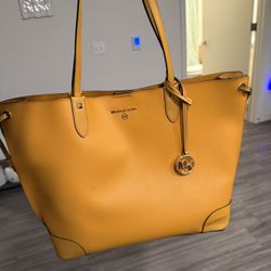 Michaela Kors Jet Set Travel Large Saffiano Leather Tote