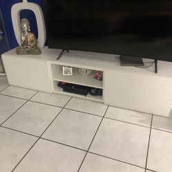 TV CONSOLE FOR SALE- CONSOLE DE TELEVISOR- BLANCO PURO- PEREFCT CONDITION