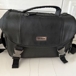 Nikon Deluxe Digital SLR Camera Case (Black)