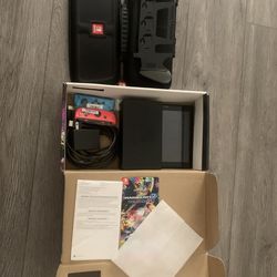 Nintendo switch 1 $300 tiene un codigo de juego de Mario  el stuche para guardarlo todo mejor oferta