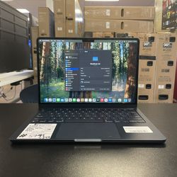 MacBook Air 13 inch 2022 M2 Chip 16GB RAM 256GB SSD with Store Warranty And Financing Available!