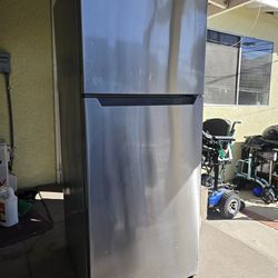 Fridge Insignia Model:NS-RTM10SSO 10.5 Cu. Ft