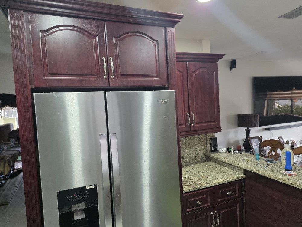 Entire kitchen Cabinet set