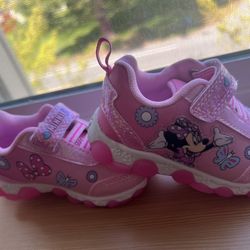 Minnie shoes for girls size 6 – new with lights ✨👟