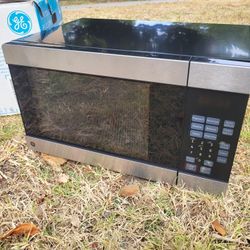 GE® .7 Cu. Ft. Capacity Countertop Microwave Oven

700 Watt