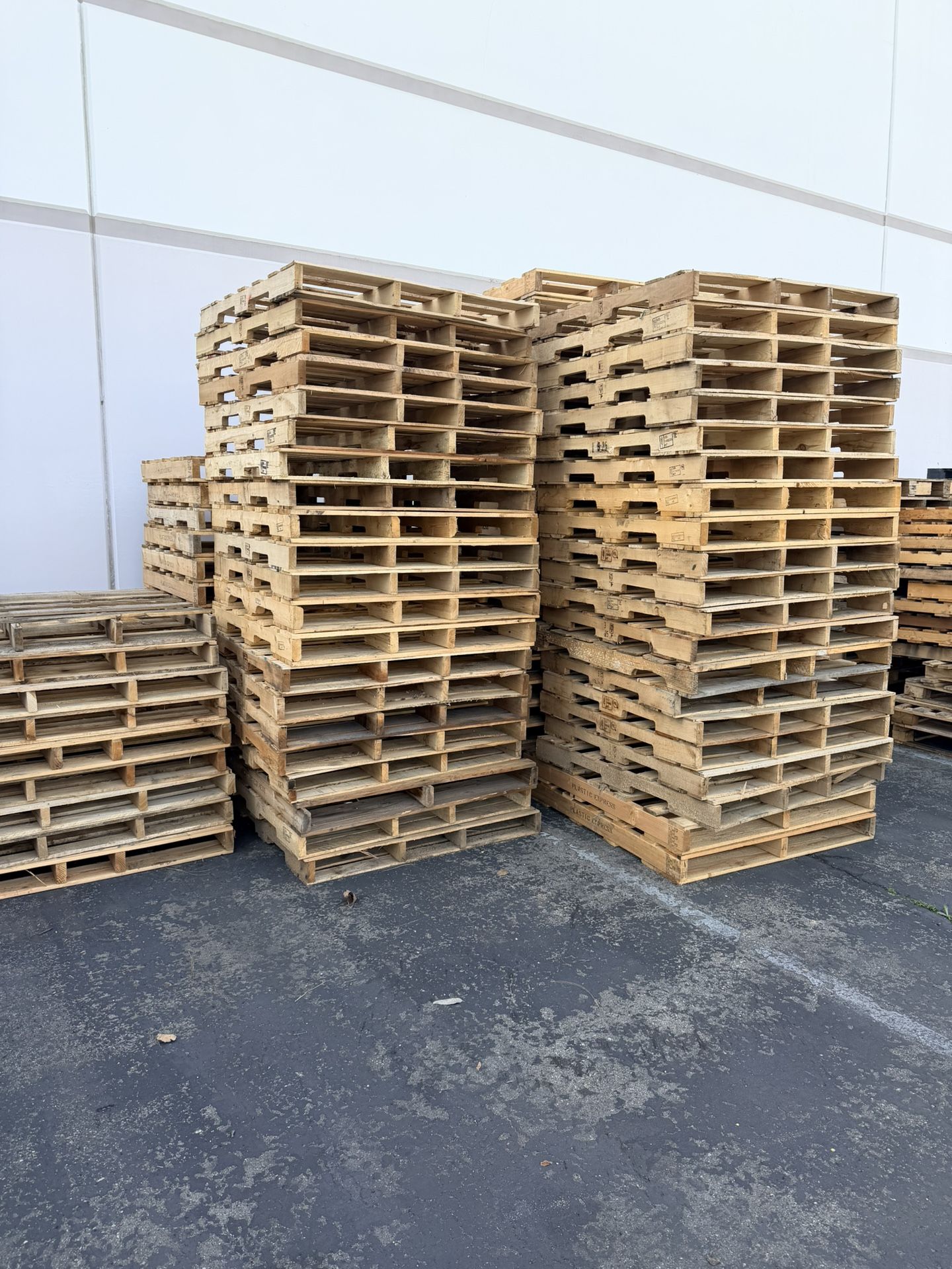 Wood Pallets & Plastic Pallets