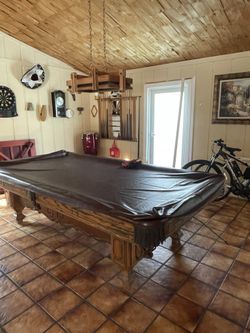 mesa de billar con lámpara y accesorios 