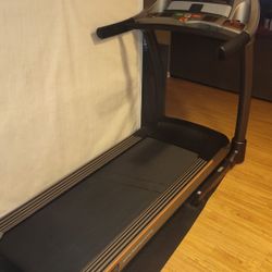 AFG HORIZON 5.1 AT TREADMILL
 ( EXCELLENT CONDITION & DELIVERY AVAILABLE TODAY
)