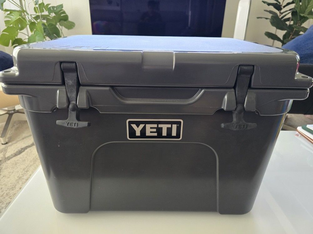 Yeti Tundra 35 Cooler Charcoal