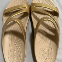 NEW (No Box) Crocs Women’s Kadee II Metallic Slide Sandals in gold