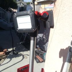 Milwaukee Light led Tower And 2 Batteries