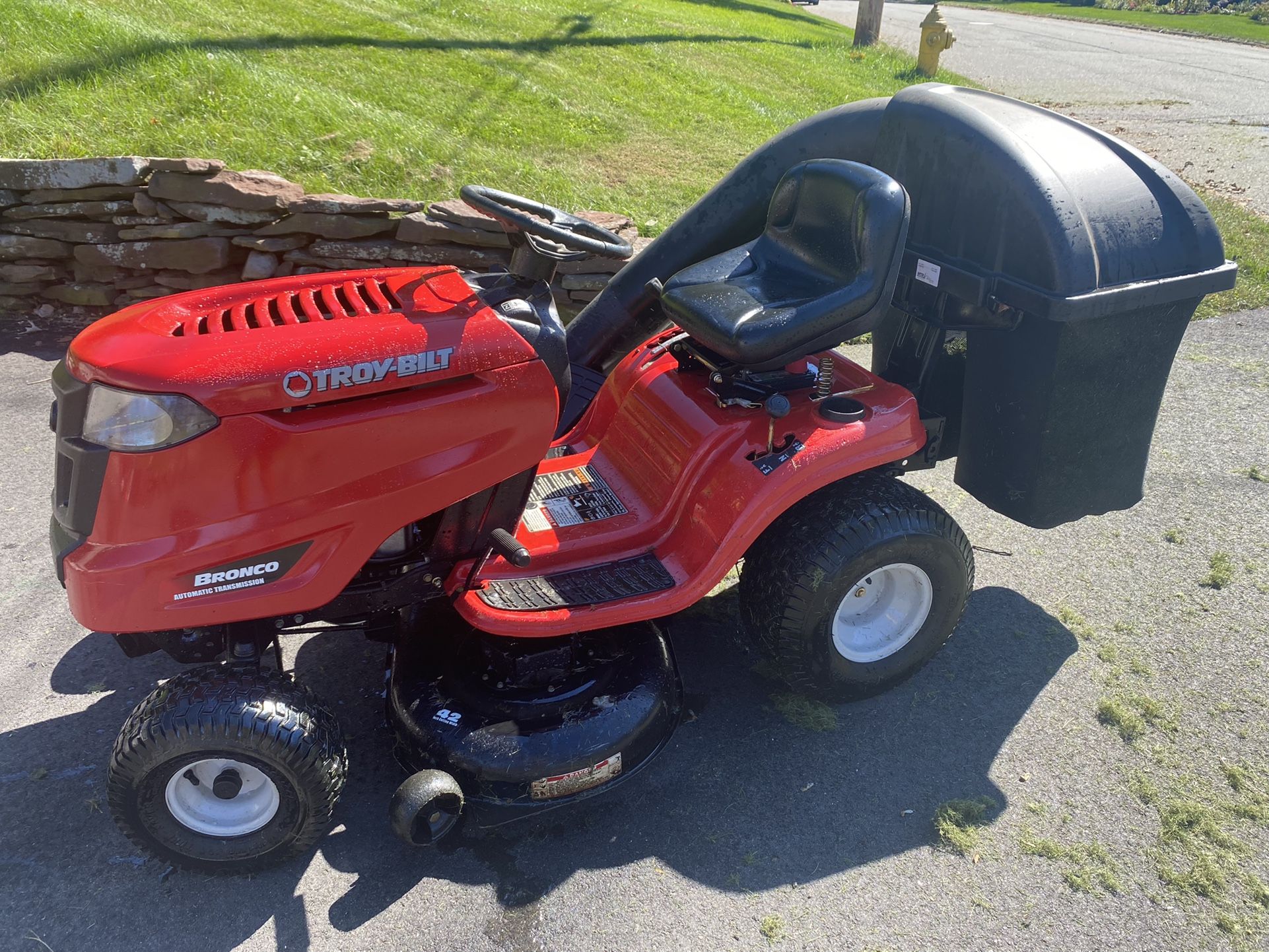 Troy-bilt bronco riding lawn mower with 42” deck with double bagger