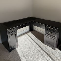 L-Shaped Desk – Great Condition – $204