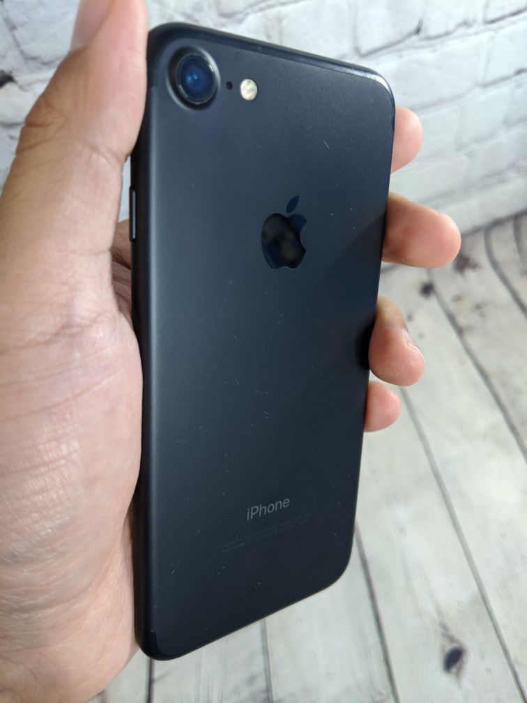 Apple iPhone 7 - 32GB - Unlocked Matte Black