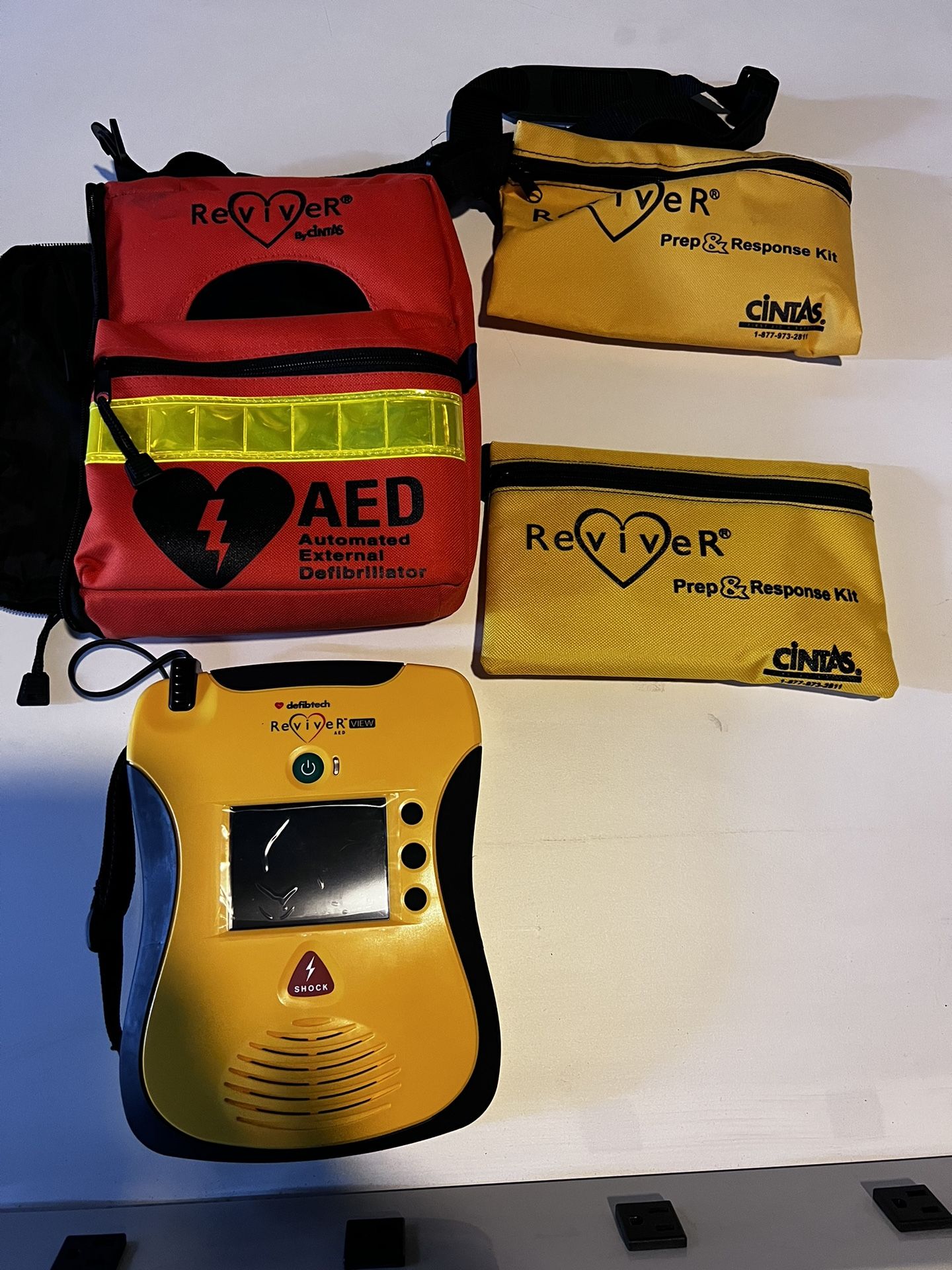 Defibtech AED LifeLine Reviver AED CINTAS Working Unit with Accessories Lab Find