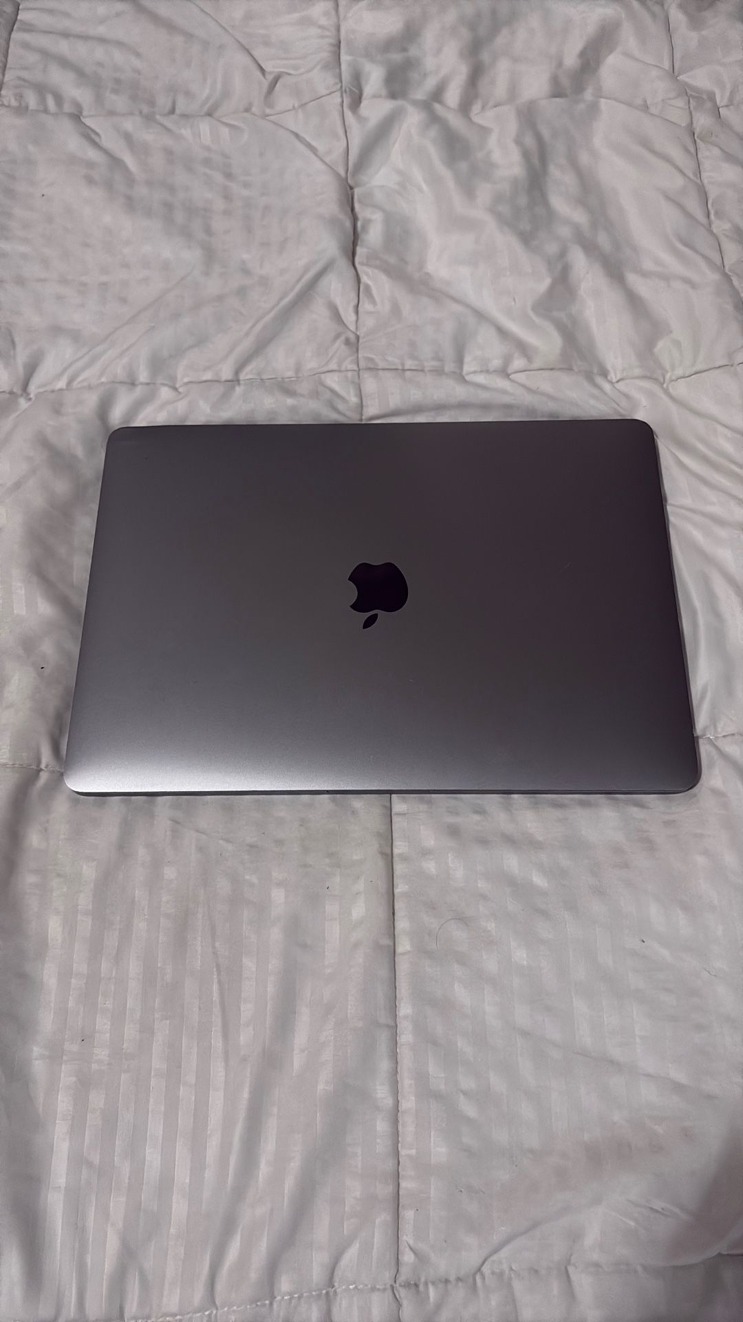 Macbook Pro , 13-inch Retina Display, 2018, 4Thunderbolt 3 Ports