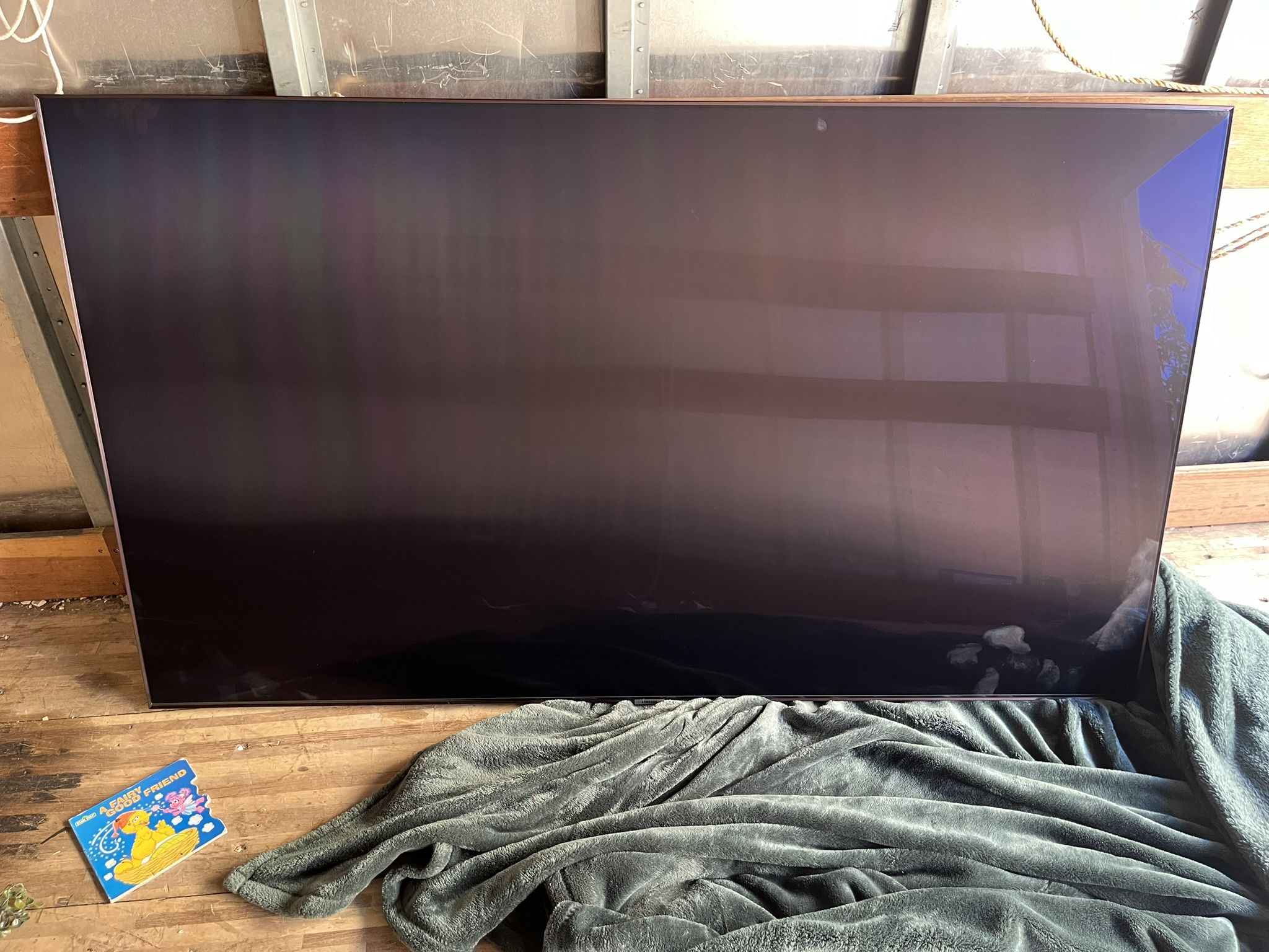 65' Samsung W/ Mount