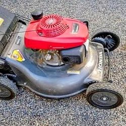 HONDA.   LAWNMOWER WITH BAG