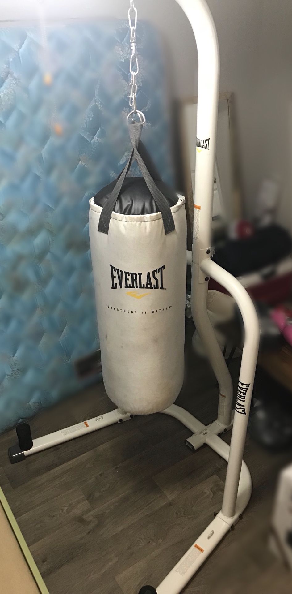 4812 Everlast Heavy Bag Stand and 60lb Punching Bag