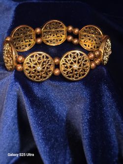 Gold-Tone Filigree Stretch Bracelet – Vintage Style Medallions