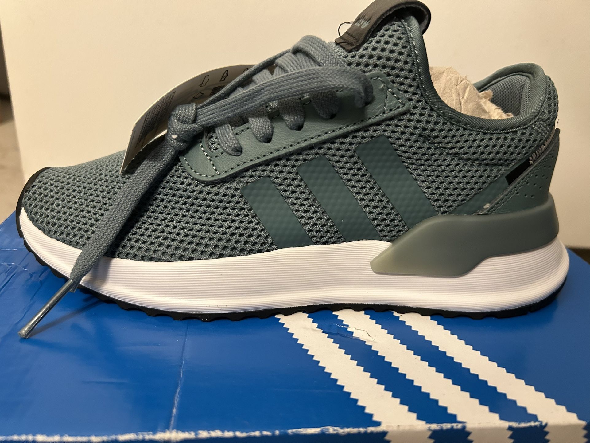 Brand New Adidas U Path Women’s Size 6 1/2 Runs Big