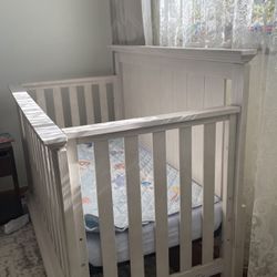 Cot for a child from birth to 5 years, with a Little Dreamer brand mattress, in excellent condition, price $90, self-delivery.