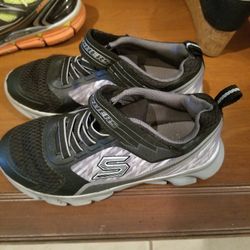 Boys size 1 Sketchers light ups sneakers