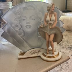 Marilyn Monroe Statue Tribute Retail 55, Offer Up 20