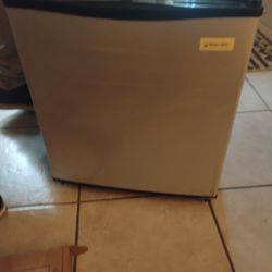 Magic Chef Mini Fridge 
