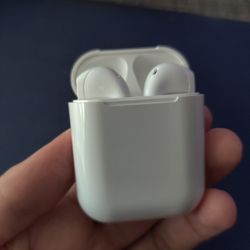 Wireless earbuds with bluetooth 5.0 with charging case

Awesome sound quality.

NEW!!

the ones in the picture are just a model, you will get new ones