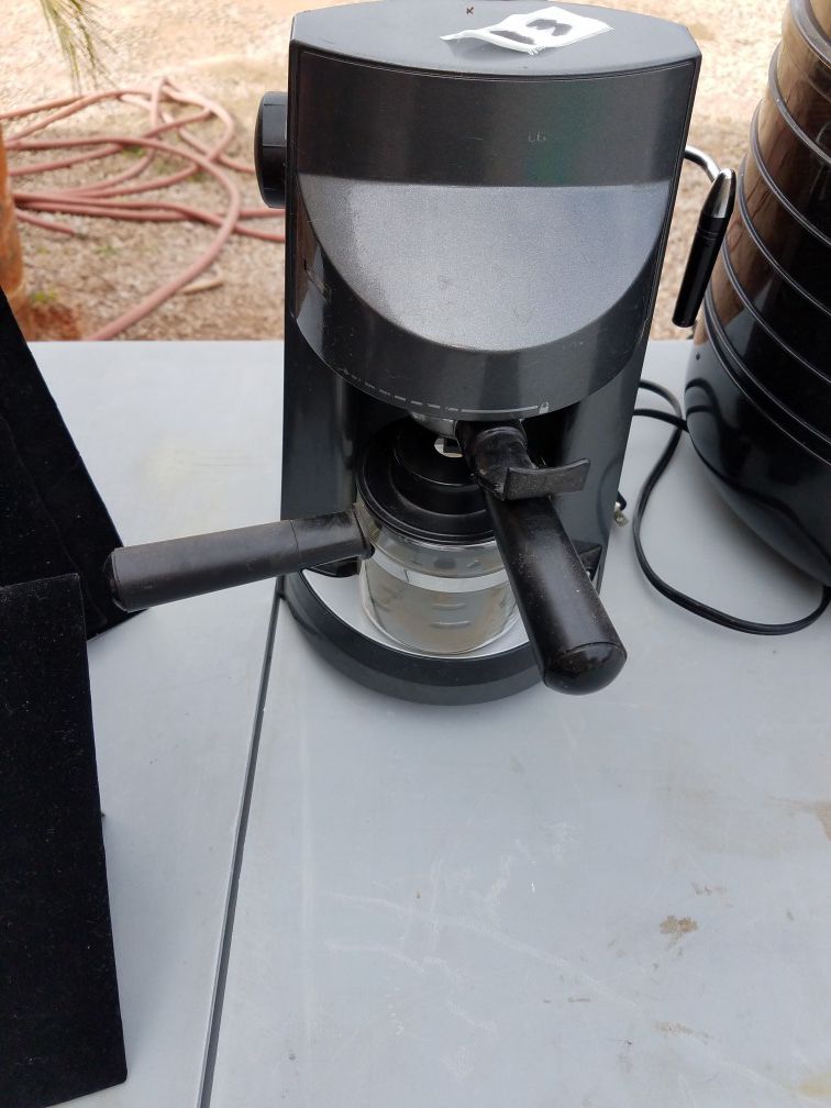 One cup coffee maker with latte maker
