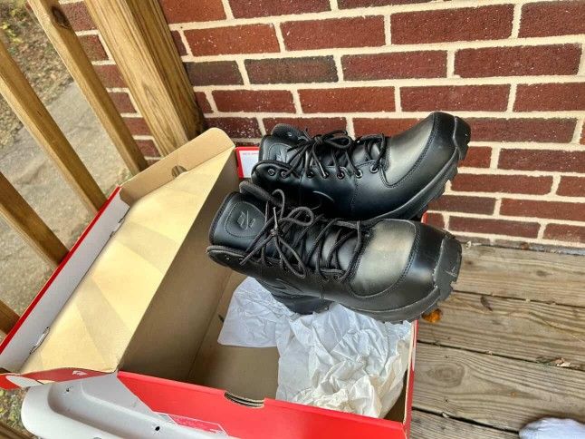 Size 12 Men NIKE Boots 