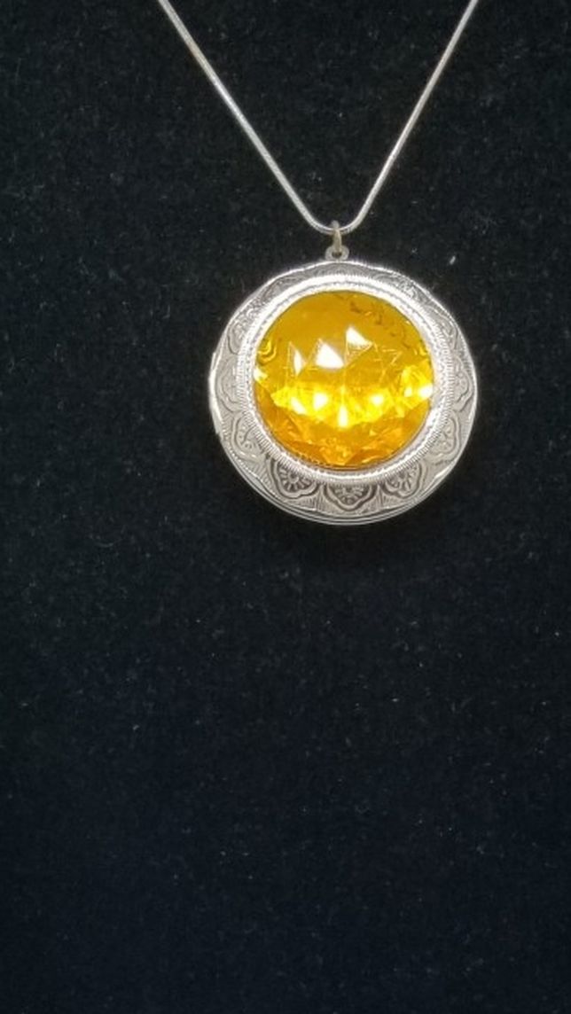 Locket orange Victorian