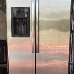 GE REFRIGERATOR WITH ICE MAKER 