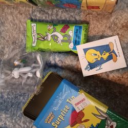 Looney Tunes tins 