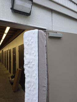 $25 Queen Bob o pedic Mattress