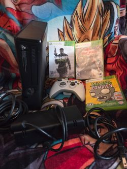 Microsoft Xbox 360 S 4GB Console with 3 Games