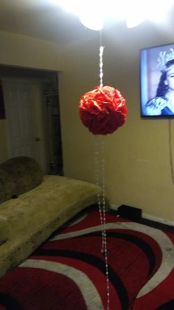 8 bolas rojas grandes y 5 aivory. Medianas .con perlas colgantes