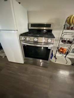 brand new LG stove never used just a little scratch on top 750$ obo