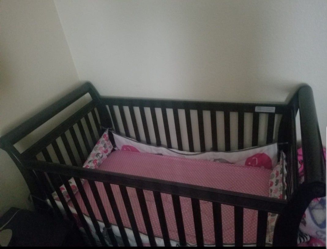 Baby crib w/ mattress snd changing table. Cuna con colchonsito y Mesa para cambiar pañales