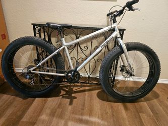 Fat Bike (fat tire mountain bike) model Mongoose Malus.