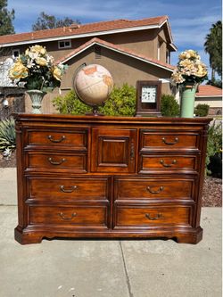 Solid Wood 8 Drawer Dresser Chest of Drawers Furniture Great Condition