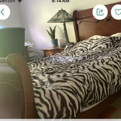 Beautiful Artist Solid Wood Twin Bed $250 Cash And Pickup…