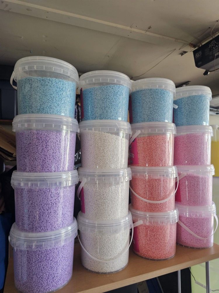 For sale paper toilet 40 rollos for 25.00 Laundry Detergent 30.00.En venta papel higienico 40 rollos por 25.00 jabon para lavar ropa 30.00. We do deli