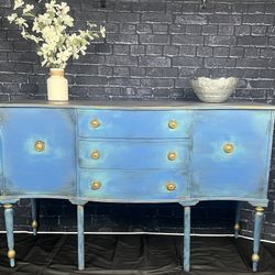 Solid Wood Refinished Antique Buffet Table / 3 drawers & 2 cabinets ***FREE LOCAL DELIVERY***